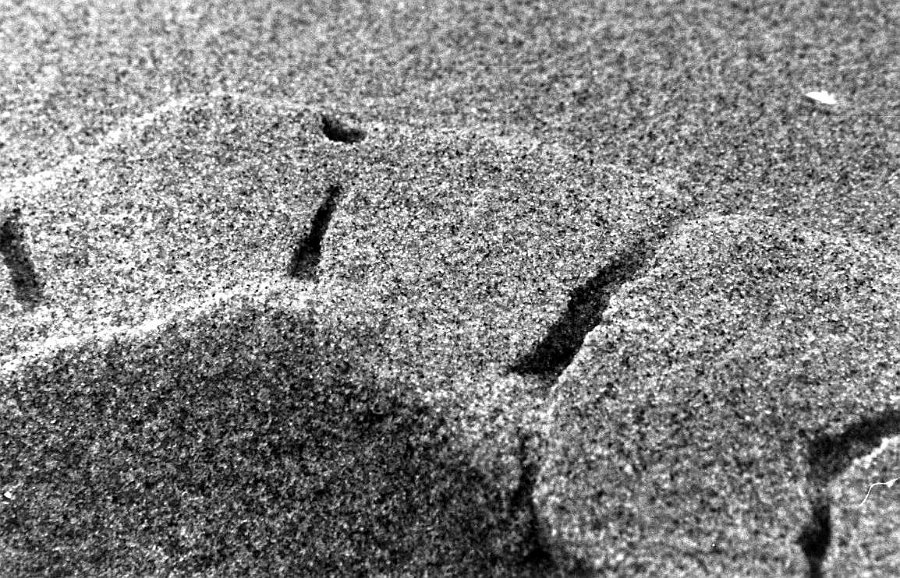 scan_voetstap-in-zand-detail.jpg