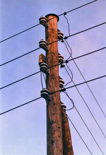 scan_telefoon-en-elektriciteitskabels-houten-mast.jpg